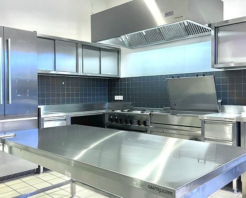 grossküche-mit-lüftungsanlage-gastronomie-edelstahlmöbel-wandhängeschrank-cns-arbeitstisch-von-la-grossküchenservice